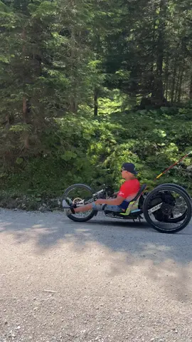 🚀 Unglaublich, wie schnell ein Handbike sein kann! 🤯 Mit dem Speedbike Comp CC Handbike ging’s für Hans den Berg rauf – aber der wahre Spaß begann bergab! 🏁 Wind im Gesicht, maximale Kontrolle und ein Fahrgefühl, das süchtig macht. Dieses Handbike liegt perfekt auf der Straße – egal, wie rasant du unterwegs bist. Wer einmal so gefahren ist, will nie wieder absteigen. ❤️‍🔥 📍 Perfekt für Speed-Liebhaber, Abenteurer und alle, die Freiheit auf Rädern suchen! #Handbike #SpeedbikeCompCC #HandbikeLeben #wirsindx #InklusionBewegt
