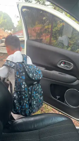 anak2 kalau diantar sekolah pasti ngomong ny “bye mi love u “ kalau ale “ingat yaa jgn buka2 jendela mami “ buronan kali gue ahhh 😧 