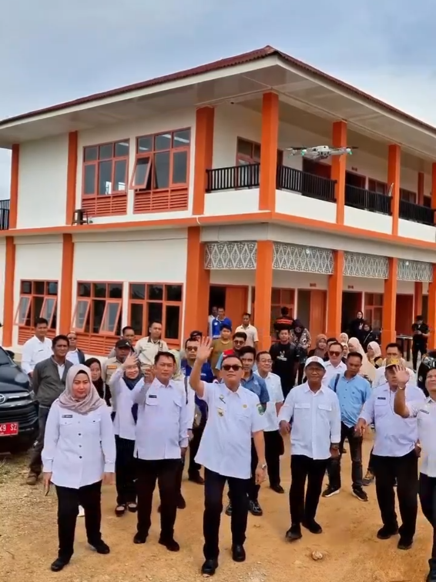 Alhamdulillah progres sekolah rakyat kito sudah rampung, besok akan mulai proses MPLS (Masa Pengenalan Lingkungan Sekolah), serasa mimpi, kini Empat Lawang memiliki sekolah dengan fasilitas yang lengkap dan modern ini. Payo ading sanak kito dukung program Sekolah Rakyat ini. #JoncikMuhammad #empatlawang #sekolahrakyat 