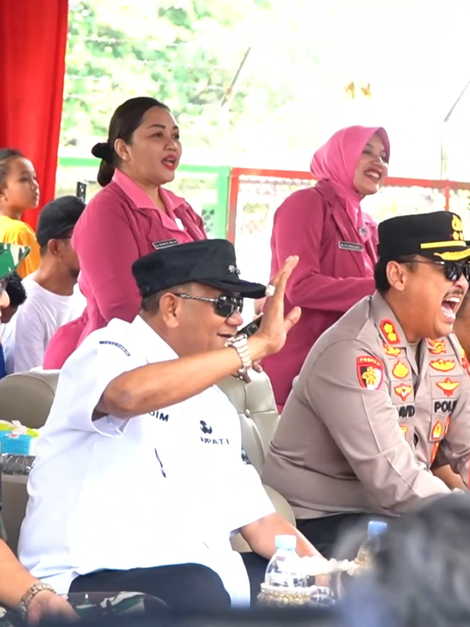Syah Afandin Ajak Warga Teladani Semangat Perjuangan di Peringatan Berandan Bumi Hangus ke-78 P. Berandan, Langkat -  Ribuan masyarakat memadati Lapangan Petrolia, Pangkalan Brandan, Rabu (13/8/2025), untuk memperingati peristiwa bersejarah Berandan Bumi Hangus ke-78. Bupati Langkat H. Syah Afandin, SH memimpin langsung jalannya peringatan dan mengajak seluruh masyarakat untuk meneladani semangat para pahlawan dengan melanjutkan perjuangan sesuai peran masing-masing. Peringatan diawali dengan pawai meriah yang diikuti peserta tapak tilas, Paskibraka Kecamatan, purna Paskibraka, anak-anak TK, grup drumband, serta berbagai unsur masyarakat. Pawai tersebut dilepas langsung oleh Bupati Syah Afandin sebagai simbol dimulainya rangkaian kegiatan. Dalam sambutannya, Bupati mengulas kembali sejarah Berandan Bumi Hangus yang terjadi pada 13 Agustus 1947 di Pangkalan Brandan. Saat itu, pasukan Belanda mencoba kembali menguasai Indonesia melalui agresi militer, termasuk berusaha merebut kilang minyak di Langkat yang merupakan salah satu penghasil minyak terbesar di Asia Tenggara dan nomor dua di dunia. “Masyarakat bersama TNI saat itu memilih membakar kilang minyak pada pukul 03.00 WIB agar tidak jatuh ke tangan penjajah. Keputusan ini adalah bentuk pengorbanan luar biasa demi mempertahankan kemerdekaan,” ungkap Syah Afandin. Bupati menegaskan, peristiwa ini harus selalu diingat sebagai catatan emas perjuangan rakyat Langkat dalam mempertahankan kedaulatan negara. “Semangat itu harus kita teladani. Mari kita berjuang sesuai peran kita masing-masing, baik sebagai pemimpin, tenaga pendidik, pelaku usaha, maupun masyarakat biasa,” pesannya. Sebagai bagian dari peringatan, siswa-siswi Kabupaten Langkat menampilkan drama kolosal yang menggambarkan peristiwa Berandan Bumi Hangus, membawa penonton seakan kembali ke suasana perjuangan 78 tahun silam. Acara ini turut dihadiri Forkopimda Kabupaten Langkat, seluruh camat se-Kabupaten Langkat, para veteran pejuang kemerdekaan, tokoh masyarakat, dan tokoh agama. Kehadiran mereka menambah khidmat suasana peringatan sekaligus menjadi momen mengenang jasa para pahlawan yang telah berkorban demi kemerdekaan bangsa.(ikp/kominfolangkat).