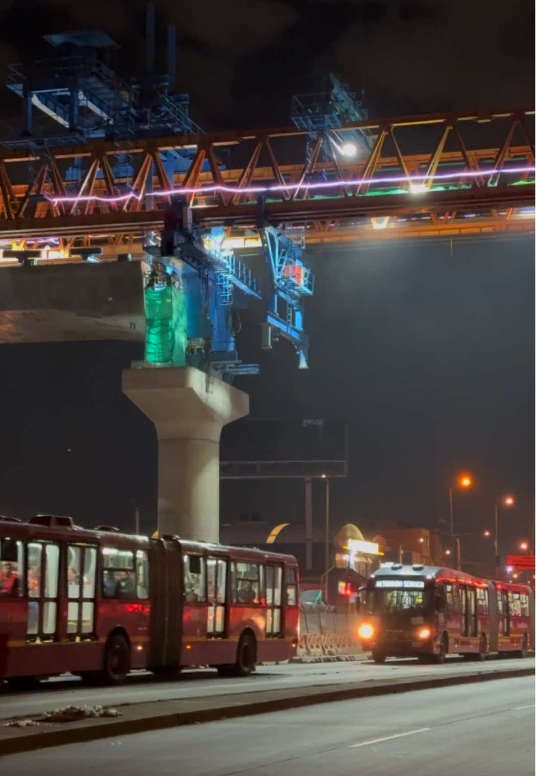 Mientras la ciudad duerme, el futuro se levanta entre luces y acero. @MetroBogota  #bogotá #metrodebogota #noche #metro #contruccion 