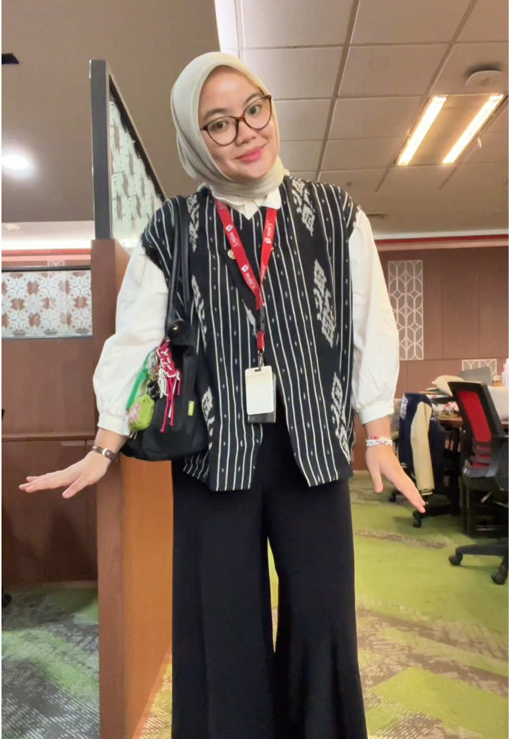 vest batik paling CANTIKKKK dan beneran bahannya enak bgt, mana pas dateng super wangiiii <3 cocok buat yang mau agustusan pake batikkk! @Kinnas Batik 🌺🕺🏻 #fyp #OOTD #ootdhijab #hijabootd #fitcheck #fits #fitspo #ootdinspo #outfitngantor #outfitideas #outfitinspo #officefits #officeoutfit #basicfit #basicoutfit #outfitkantor #kemejawanita #kemejangantor #kemejakantor #outfitkuliah #vestbatik #outfitbatik
