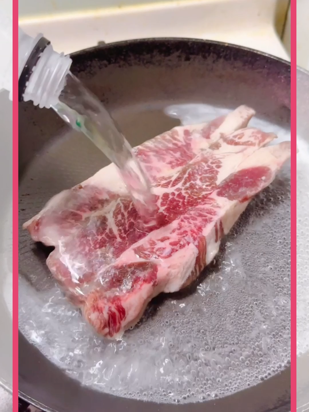 誰說氣泡水只能喝？我竟然拿來煎牛排… 👉https://s3vip.tw/1lyl - 小編開箱文👉https://s3vip.tw/1lyv - 你沒聽錯，用氣泡水煎牛排，竟然能讓肉質變得超～級～嫩！✨ 只要簡單倒入【多喝水~MORE 氣泡水】 煎出來的牛排一口爆汁，嫩到不行！ 而且【MORE 氣泡水】無糖無添加，碳酸細緻又天然，不管是料理還是飲用都超安心～ 從今天開始，冰箱裡的氣泡水別只拿來配飯，讓它直接成為你的廚房神器吧！ #多喝水MORE氣泡水 #料理小撇步 #氣泡水新用法 #氣泡水煎牛排 #廚藝升級 #嫩到讓人驚呼