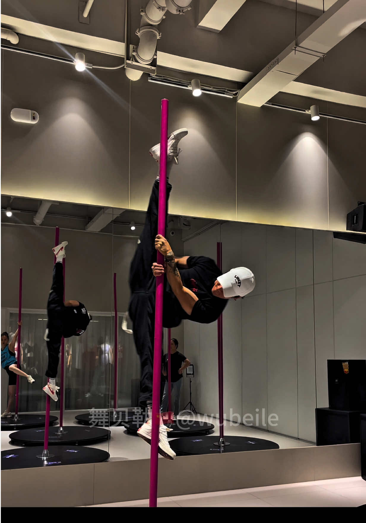 No oriental dance today. Have a pole dance.#Pole dancing#strength#肌肉 #muscle 