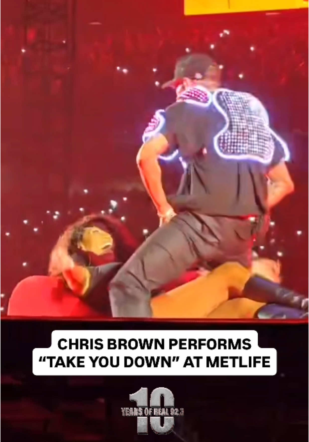 #ChrisBrown got up close and personal with a lucky fan at #MetLifeStadium tonight 🔥👀 Listen to REAL 92.3 for your chance to win tickets to see @chrisbrownofficial at #BreezyBowlXX‼️ 