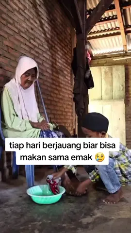 riyan tiap bari berjualan biar bisa tetap makan sama emak 😢😢 #kisahhidup #pejuangnafkah #yatimpiatu #fyppppppppppppppppppppppp 