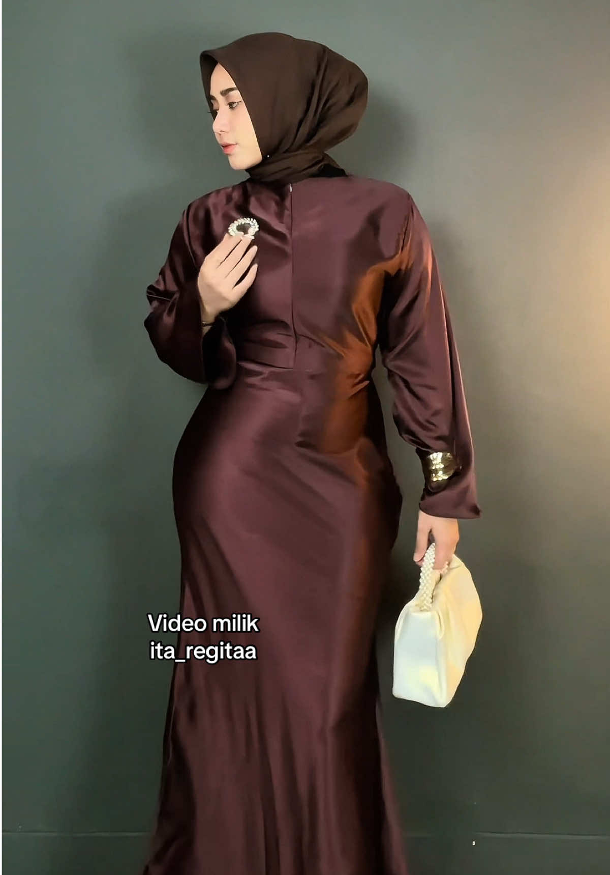 Long dress satin untuk kondangan atau bridesmaid cocok nih #fyp #dressbridesmaid #dresskondangan #outfitkondangan #longdress 