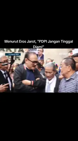 Budayawan Eros Djarot turut menemani eks Ketua KPK Abrahamd Samad diperiksa Polda Metro Jaya dalam kasus ijazah palsu, Jakarta, pada Rabu (13/8/2025).  Dalam pernyataannya, ia meminta seluruh kader PDI Perjuangan untuk mengambil sikap atas perilaku Presiden ke-7 RI, Joko Widodo (Jokowi) 