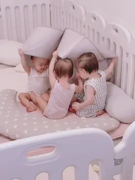 やっぱり1人だけデカイ😂 #3つ子 #一歳5ヶ月 #仲良し兄妹 #体重差