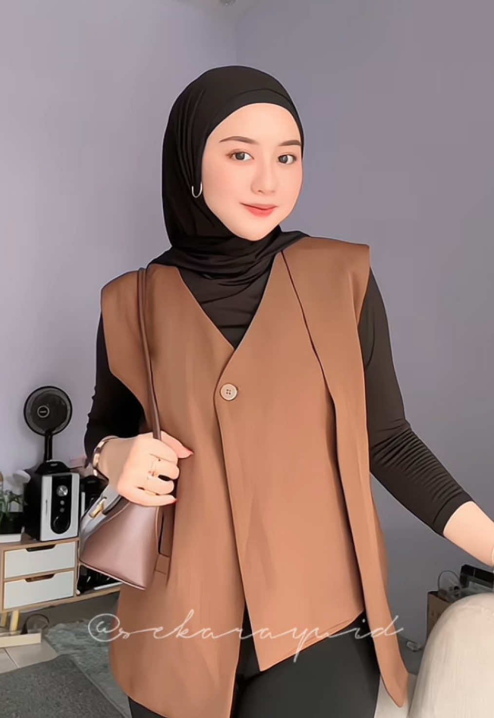 vest secakep ini dan bahannya super premium jangan sampe kalian gapunya sih, bikin outfit jadi makin cantik 🤎 #vest #ootdhijab #vestwanita #outfithijabstyle 