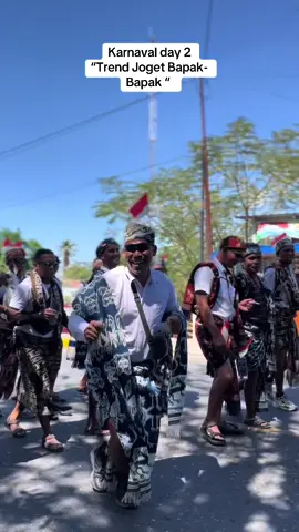 Bapak-bapak siapa sih ini? keren dan Lincah sekali 🤩#sumbatimur_ntt #nttpride🏝🔥 #karnaval #joget 