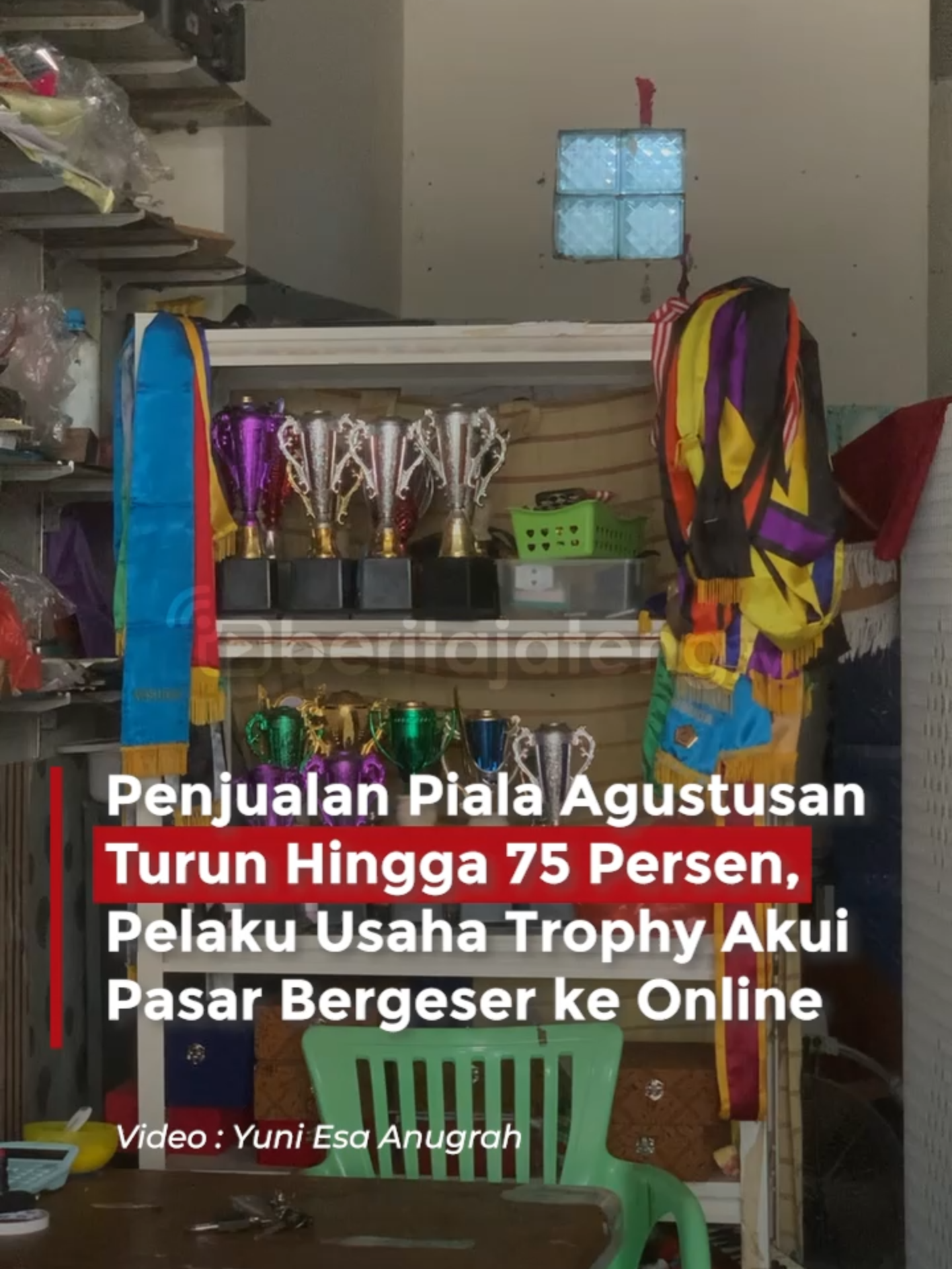 Dalam dua tahun terakhir, penjualan piala dan perlengkapan lomba Agustusan di Semarang mengalami penurunan drastis. Pemilik Safir Trophy, Rema Safira mengungkapkan penurunan mencapai sekitar 75 persen, yang diduga kuat dipicu pergeseran belanja masyarakat ke platform online. Meski begitu, pesanan tidak sepenuhnya sepi. Permintaan justru masih datang dari acara wisuda dan event besar yang telah menjadi pelanggan tetap, seperti kegiatan komunitas atau perusahaan. Untuk kategori piala Agustusan sendiri, meski jumlahnya menurun, ukuran piala yang dipesan justru cenderung besar. Hal ini disebabkan oleh pertimbangan praktis dari pembeli. #infoviral #infoterbaru #infoterupdate #informasi #infofakta #infofakta #beritajateng #beritanasional #beritaindonesia #beritafakta #viralkan #viralbanget #viralindonesia #fyp #trending #viralvideo #viral #jawatengah #kotasemarang #solo #semarangviral #jawatengah #infokejadiansemarang