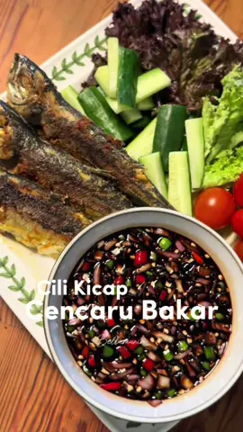 Cili Kicap paling simple & padu, cicah pulak dengan cencaru bakar..nikmat sungguh.. Bahan pun tak banyak, apa yang ada je dekat rumah tu..confirm lah buat korang makan bertambah..eh nak buat ala lalap platter pun ngam! Save tau video ni dan selamat mencuba! Bahan-bahan Cili Kicap Cencaru Bakar 1. Cencaru (gaul garam kunyit) 2. 1. bawang besar 1/2 atau 1 biji 2. cili padi merah & hijau ikut  lah nak banyak mana 3. limau nipis 1/2 atau 1 biji 4. kicap manis agak separuh atau tenggelam cili tu 5. salad & ulam ulaman #cilikicap #cilikicappadu🔥🔥🔥 #cilikicapcencarubakar #resepiikan #ikanbakar      