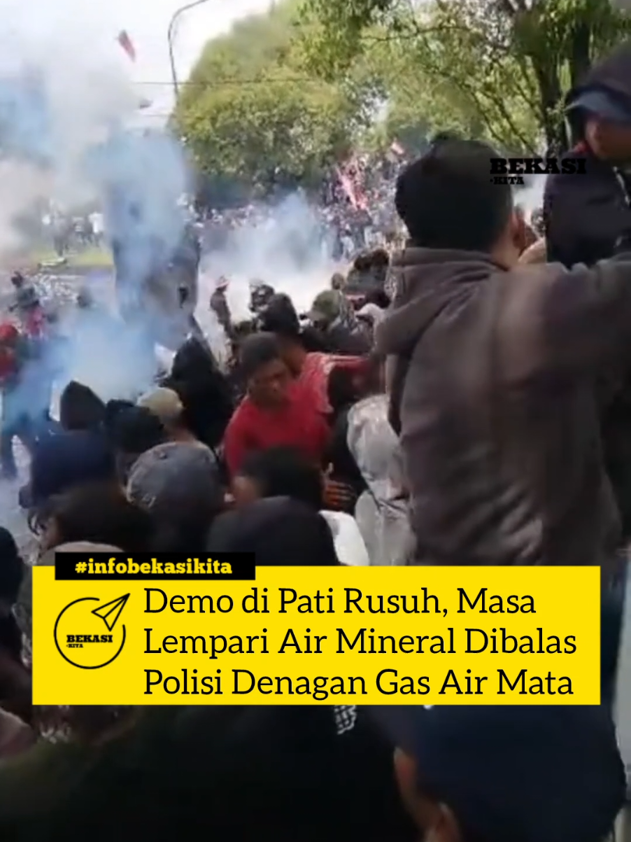 Aksi demonstrasi di depan Kantor Bupati Pati dan depan Kantor DPRD Pati berakhir ricuh, Rabu (13/8/2025).  Kericuhan diawali dengan aksi lempar puluhan ribu gelas air mineral ke arah kantor bupati dan kantor DPRD. Ribuan petugas gabungan kepolisian yang berjaga kuwalahan menghadapi massa aksi yang berjumlah puluhan ribu.  Demonstran bahkan terlihat memaksa masuk ke kantor bupati dan DPRD dengan membobol gerbang kedua kantor rakyat tersebut. Polisi yang kuwalahan kemudian menembakkan gas air mata ke arah ribuan massa yang mengepung dia kantor pemerintah tersebut.  Aksi mulai mereda setelah sejumlah demonstran dan personal polisi kena lemparan gelas air mineral dan gas air mata. Hingga pukul 12.00 WIB, massa masih mengepung kantor bupati Pati. (Lingkarjateng) Video: Insimewa #bekasikita #cikarangkita #infobekasikita #pati #beritanasional