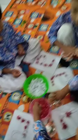 kegiatan hari ini masih bertemakan merah putih #menempel membuat umbul umbul (sedotan,kertas wajik) #menempel huruf a dengan pola merah putih #menempel angka 17 dari sedotan pola merah putih