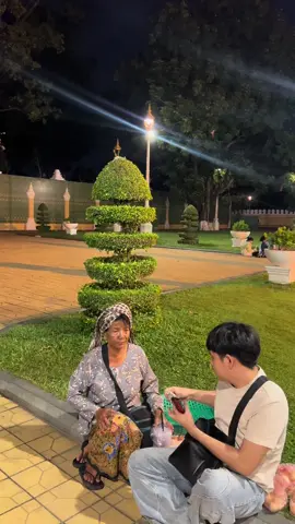 រឿងធ្វើបុណ្យដាក់ទានអត់សូវមានអ្នកស៊ែរខំមិនលើកទឹកចិត្តទេ បើរឿងបំពុលសង្គមវិញមិនខ្វះអ្នកស៊ែរទេ  ខ្ញុំបាទម្ចាស់ប្រេនស៊ីណា យប់មិញបានទៅមុខវាំង ក៏បានជួបលោកយាយលក់ប៉ិគកួកកំសត់ម្នាក់ កូនគាត់ទៅធ្វើទាហាន ទុកចៅឱ្យលោកយាយមើល  ខ្ញុំបានជូនថវិកាលោកយាយចំនួន 300 ដុល្លារ អ្នកដែលឃើញវីដេអូនេះខ្ញុំជូនបុណ្យទាំងអស់គ្នា🙏🇰🇭🩷 #hilightseveryonefollowers #ប្រទេសថៃបាញ់កម្ពុជាមុន #ThailandStartedTheWar #cambodianeedpeace #JusticeForCambodia #កម្ពុជាប្រើសិទ្ធការពារខ្លួន #ប្រទេសកម្ពុជា #ខ្មែរស្រលាញ់ខ្មែរ