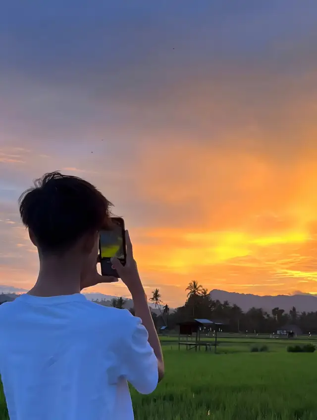 matahari terbenam itu indah, bukan? rasanya seperti akhir yang sempurna, lembut, tenang, dan tidak pahit. aku melihatmu, dan aku memikirkanmu. bukan dengan amarah, bukan dengan penyesalan, tapi dengan kelembutan yang tidak bisa kuungkapkan dengan kata-kata. jenis cinta yang tahu kapan harus bertahan dan kapan harus melepaskannya. kamu adalah matahari terbitku, awal dari sesuatu yang cerah dan hangat. tapi seperti semua hal, hari itu harus berakhir. dan sekarang, saat aku melihat matahari terbenam di bawah cakrawala,  aku menyadari bahwa mencintaimu berarti membiarkanmu memudar, seperti ini. ini menyakitkan, tapi juga indah dengan caranya sendiri. matahari terbenam mengingatkan aku bahwa beberapa hal tidak dimaksudkan untuk tinggal selamanya, tidak peduli seberapa besar kita menginginkannya. ini mengingatkan aku bahwa cinta bukan tentang kepemilikan atau berpegangan terlalu erat. ini tentang menghargai apa yang ada, bahkan saat itu menyelinap melalui jari-jari kamu. aku mencintaimu, dan akan selalu begitu. tapi aku tidak bisa memintamu untuk tinggal. aku tidak bisa berpegang pada sesuatu yang sudah menjauh. maka, seperti matahari terbenam di depan mataku, aku akan melepaskanmu dengan semua cinta yang ku miliki, dengan semua kesedihan yang tenang di hatiku. kamu akan selalu menjadi matahari terbenamku hal paling menakjubkan yang pernah kulihat. bahkan saat kamu menghilang di kejauhan.  dan saat aku berdiri di sini, menyaksikan cahaya memudar, ku harap kamu tahu, melepaskanmu bukan berarti aku kurang mencintaimu. itu hanya berarti aku cukup mencintaimu untuk membiarkanmu menemukan cakrawalamu sendiri. the sunset is beautiful, isn't it? sama seperti mu, sama seperti kita, dan sama seperti perpisahan ini. . #fyppppppppppppppppppppppp 