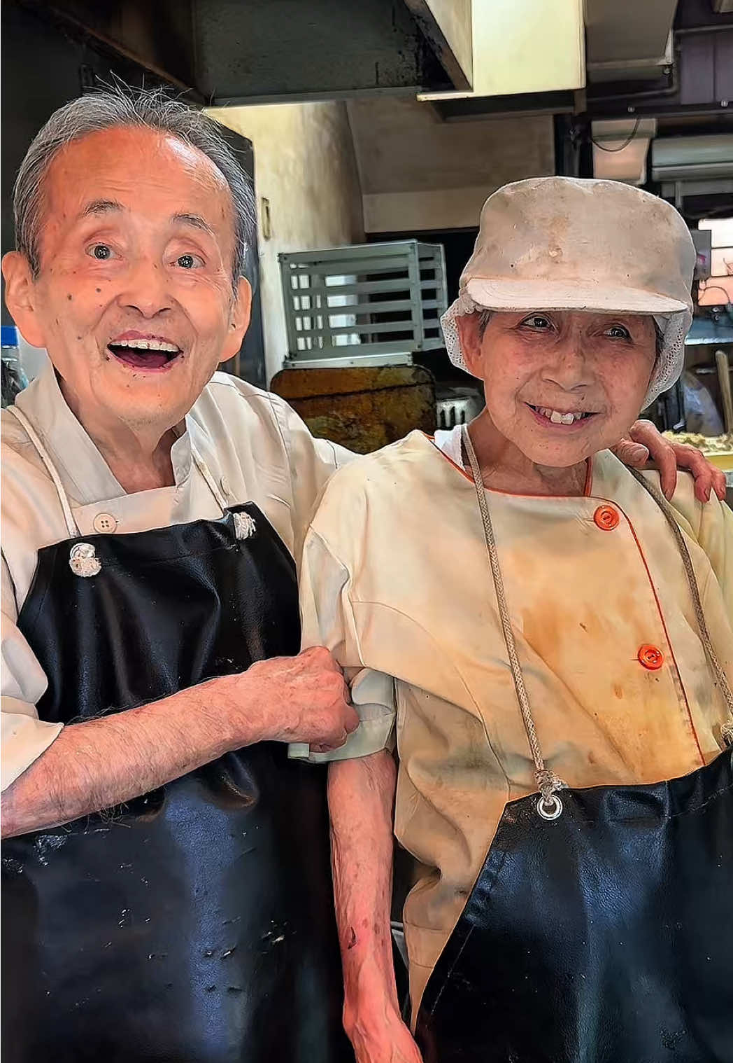 創業47年！命を吹き込んで作るおしどり夫婦の絶品ビーフコロッケ！連日大量注文が入るのには秘密がありました！【長瀬　洋食惣菜アバ】 ここの揚げたてホクホクコロッケは最高！ 男爵いもに玉ねぎ牛ミンチを加えた自慢のコロッケは甘みがあって美味しい！！ サクサクのコロッケとしっとりしたお芋のなめらかさが最高 すごく丁寧にこしらえたのが感じられる！ 暑い中でも頑張って地元のみんなのためにコロッケを始め揚げ物を作ってくれてる 力仕事多い中で、毎日毎日もてなしてくれて本当に感謝🥲 ごちそうさまでした🐺 🚃長瀬駅から徒歩8分  💺テイクアウト 📍 大阪府東大阪市近江堂1-4-24  ⏰ 	月・水・木・金・土・日 10:00 - 19:00 定休日:火曜