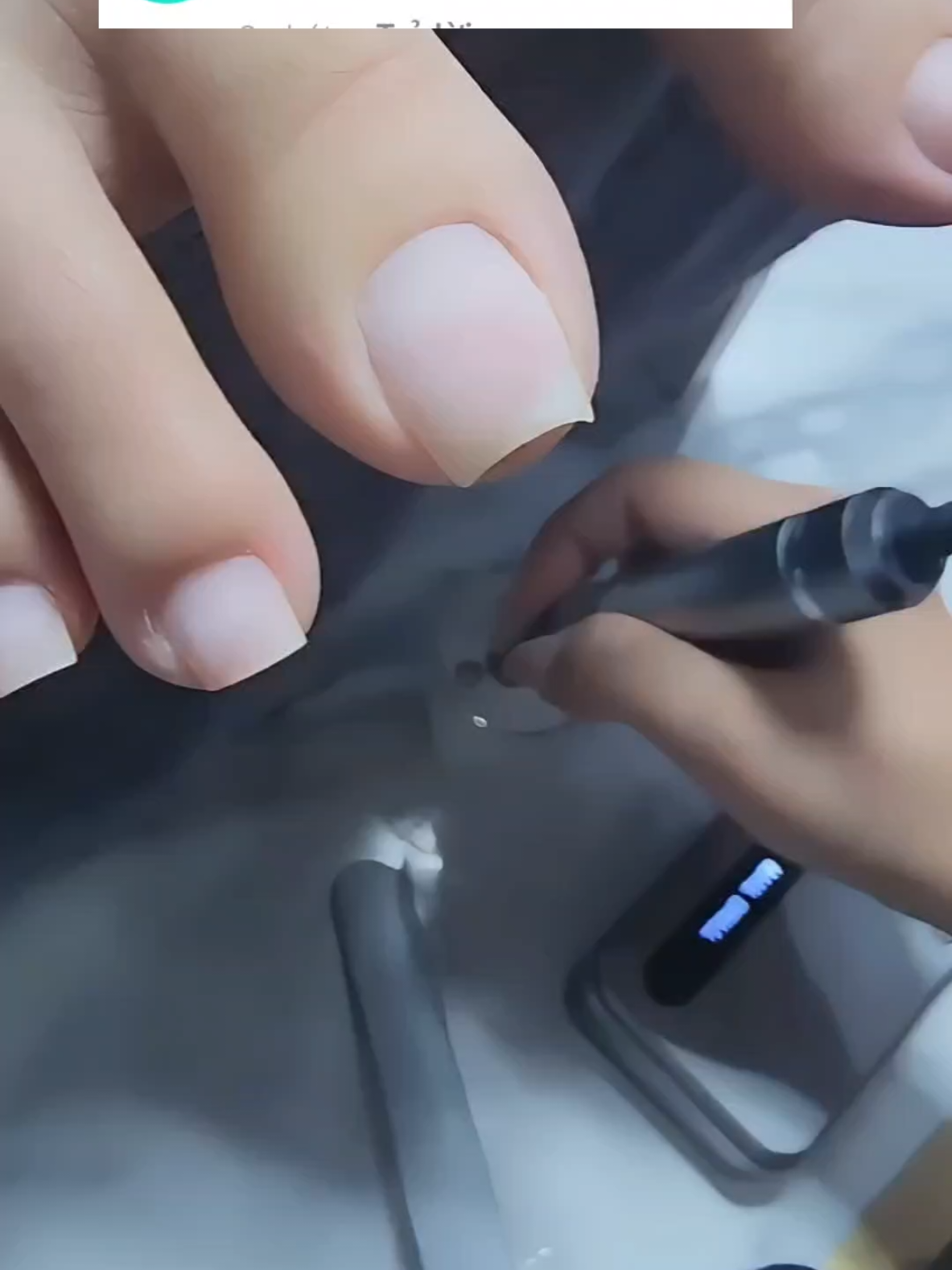 🪶 Chổi phủi bụi móng – Xài đúng mới bền nha chị em! Mấy nàng làm nail nhớ nha, đừng dại mà nhúng chổi vào Axeton 😱. Axeton mạnh lắm, nó không chỉ làm sợi chổi bị cứng, gãy mà còn dễ làm bay màu, hỏng lông chổi luôn. Thay vào đó, mình chỉ cần nhúng vào cồn hoặc nước sạch là vừa an toàn vừa giữ chổi mềm mượt như mới. 💡 Mẹo nhỏ: Axeton còn dễ làm khô da và hại bề mặt móng nếu vô tình dính nhiều, nên hạn chế dùng trực tiếp lên móng nhé. Chổi phủi bụi móng chỉ 10k free ship, xài đúng cách là “người bạn đồng hành” lâu dài của mọi thợ nail ✨. #ChổiPhủiBụiMóng #TipsNail #KhôngNhúngAxeton  #MẹoLàmNail #LàmNailTạiNhà