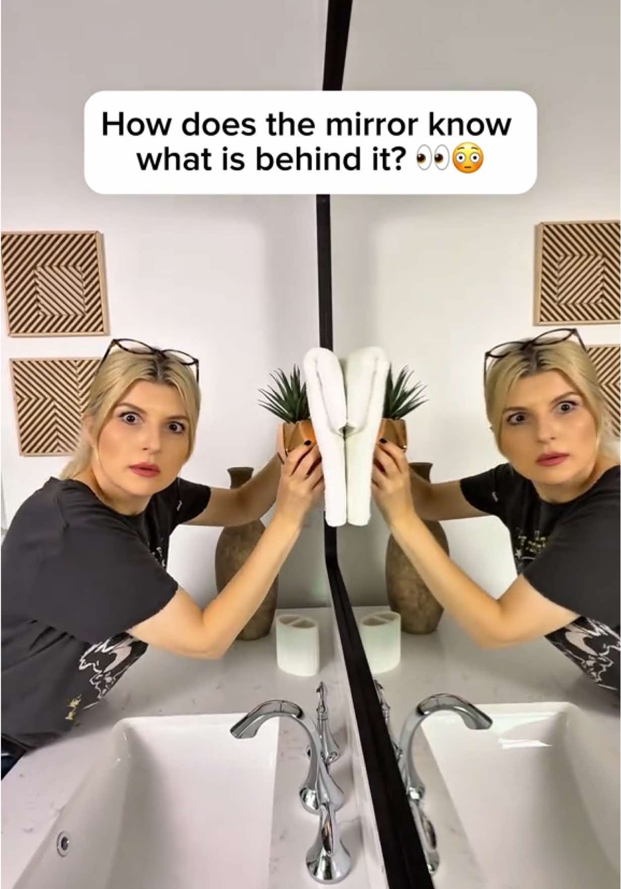 How does the mirror know what is behind it?! 😲👀 #funny #funnyvideos #comedy #magic #mirror 