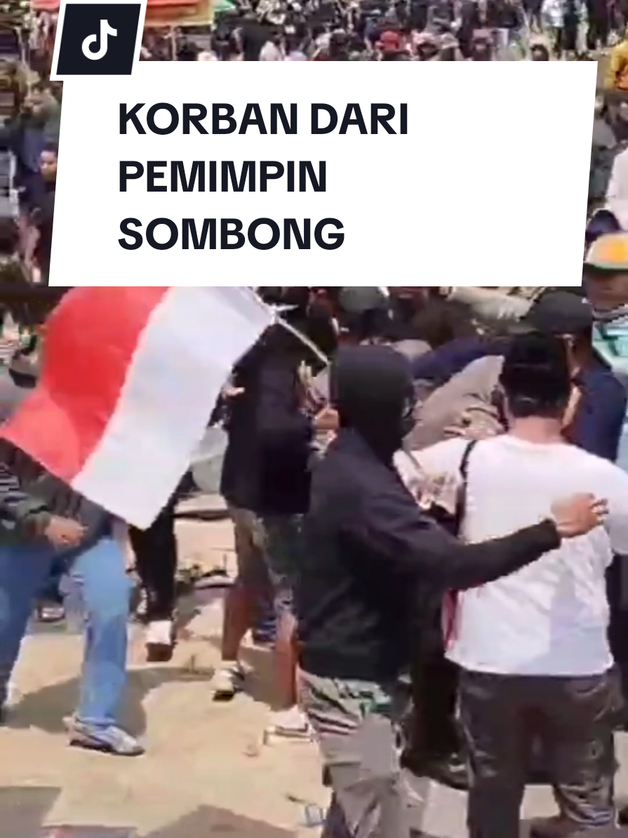Korban dari pemimpin sombong, jangankan 5ribu 50ribu tidak gentar. semoga jadi pembelajaran para pemimpin bangsa ini supaya tidak meremehkan kekuatan rakyatnya ingat ketika mencalonkan diri anda santun dan menebar janji manis. #demo #demopati #kabupatenpati #jawatenggah 