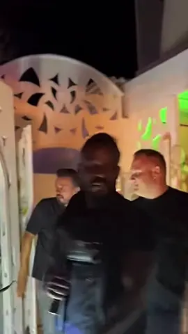 En plein showcase, un spectateur arrache les lunettes de Maître Gims et empoche les 5 000 € promis par Booba. Selon des sources proches du rappeur, la promesse a bien été tenue et la somme versée. Une scène qui fait déjà le tour des réseaux sociaux. #Info #News #Gims #actualité #Booba  