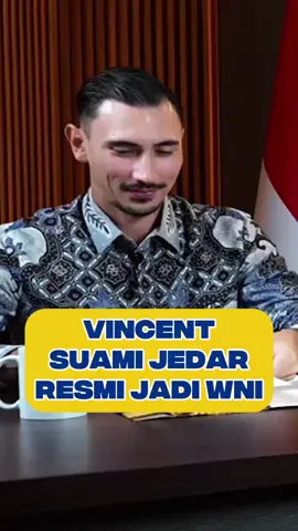 Hy, #SahabatPengayoman✨✨ Waaah Vincent Verhaag udah resmi jadi Warga Negara Indonesia (WNI) 🇮🇩 Selamat yaaa @vincent 🥳  Apa sih yang bikin kak Vincent pingin jadi WNI dan meninggalkan kewarganegaraan Belanda? 👀  Apakah karena menikah dengan @jessica ? atau ada alasan lain juga? 🥰 ✨ Simak obrolan selengkapnya di Podcast What’s Up Kemenkum ✨ 📺 Watch full on : Youtube @kemenkum  https://youtu.be/jfSt7i0Yhog?si=S3pwc2Fs-_Nzh7be  📌 Jangan lupa like, komen, dan subscribe untuk konten inspiratif lainnya  #KementerianHukum #LayananHukumMakinMudah #Kerjaterlaksana #Kemenkummalut            