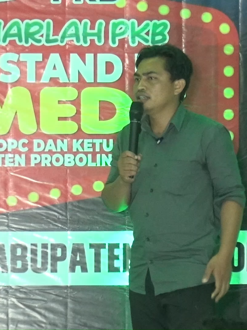 CAK MUHID Salah satu peserta stand up roasting ketua DPC PKB dan Ketua Fraksi PKB yang dilaksanakan di kantor DPC PKB Kabupaten probolinggo dalam Rangka memeriahkan harlah PKB yang ke 27 . Dilaksanakan oleh DKC Garda Bangsa Kabupaten Probolinggo yang di komandoi oleh cak ba