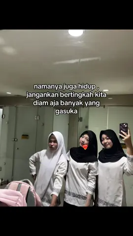 👻👻 @aiirauuu @uliess @ig: @flwr_ningtiar #fyp #trio #katakata #lewatberandafyp #fotolive 
