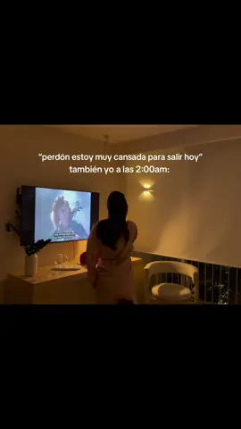 O sea si estoy cansada para salir… pero no para vibrar alto en pijama con buena música jaja 🤫