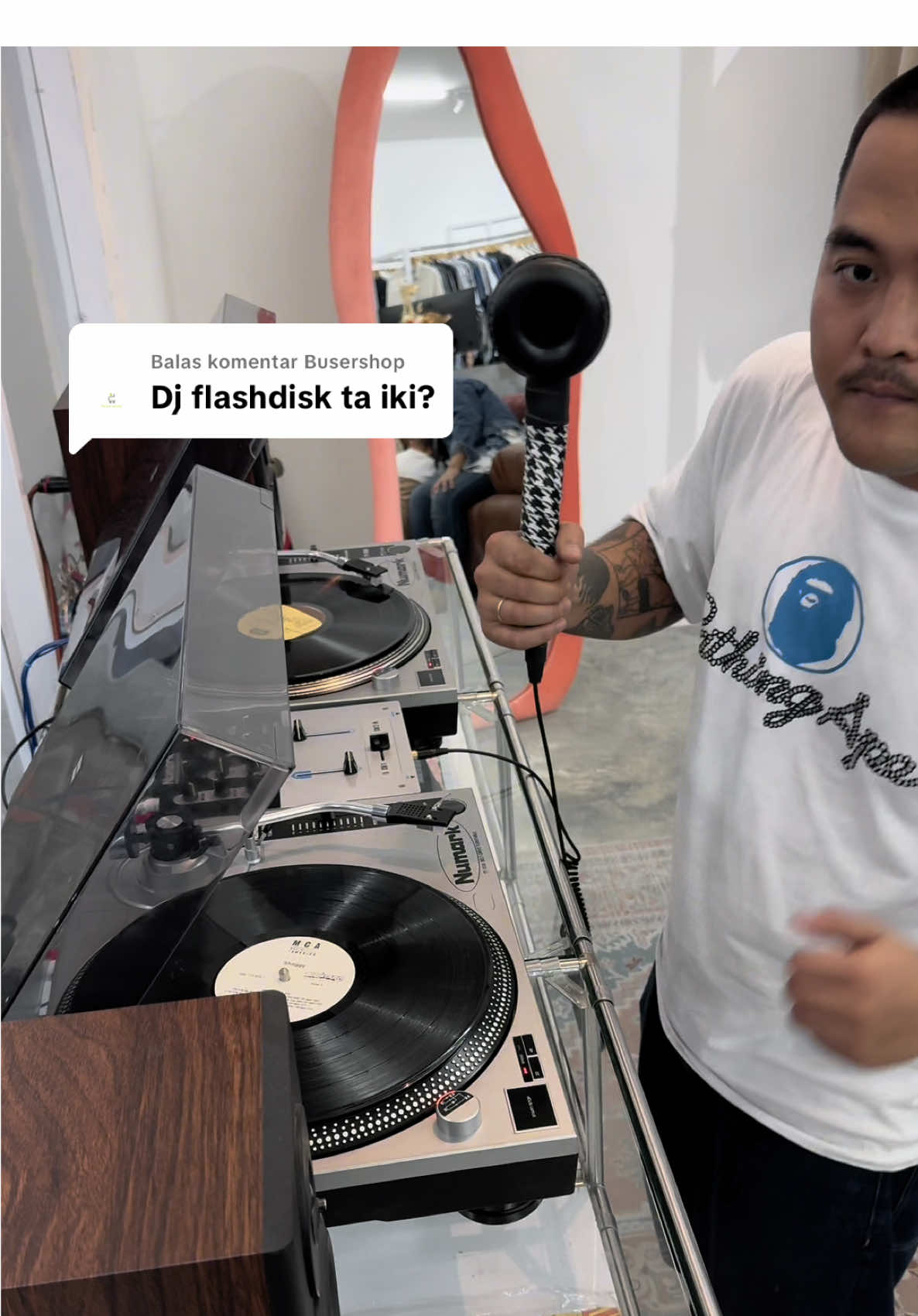 Membalas @Busershop iya mas hanya dj flashdisk 🤭  Buat semua pengunjung yang mau spinning ( muterin ) alat DJ ditoko Secara Gratis Bisa DM Yak 🕺🏻🐍 #djflashdisk #kampunginggrispare #fyppppppppppppppppppppppp #kediri24jam #kampunginggris 