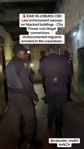 🚨 RAID IN JOBURG CBD 🚨 Law enforcement swoops on hijacked buildings - City Power cuts illegal connections ⚡ Undocumented migrants arrested in the crackdown. #eNCA #hijackedbuildings #joburgcbd 