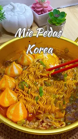 Cuaca dingin gini paling enak bikin Mie pedas Korea ini sih  Bikinnya gampang dan rasanya juaraa  Untuk mienya aku selalu pakai Mi Telur Cap 3 Ayam yang bikin bumbu #LebihNyerep  Mie Pedas Korea  Bahan :  80 gr beef slice  2 keping Mi Telor Cap 3 Ayam 400 ml air  Topping : Telur  Dumpling keju  Bumbu marinasi : 1 1/2 sdm saus tiram 1 sdm maizena Bumbu : 1 sdm Saus Gocujhang 1 sdm Gochugaru 1 sdt garam 1 sdm kecap asin 1 sdm kaldu bubuk #MiTelur3ayam #Mitelurbikinspesial #LebihNyerep @Mi Telur Cap 3 Ayam 