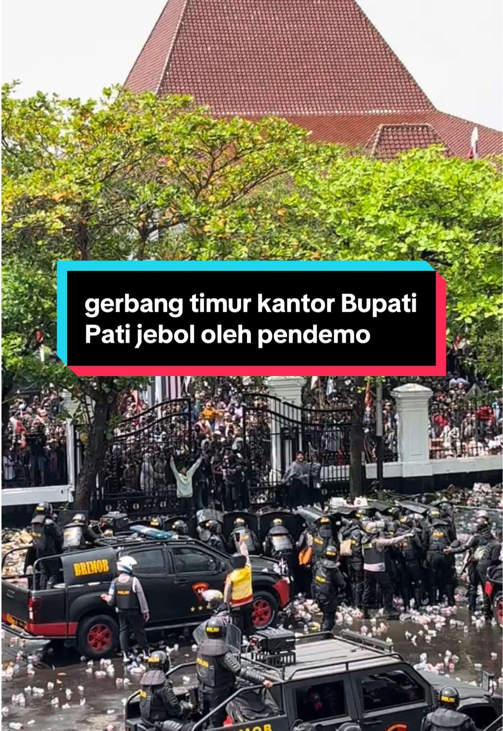 pintu timur kantor bupati jebol oleh pendemo  #pati #demopati #bupatipati #kantorbupatipati #fyp 