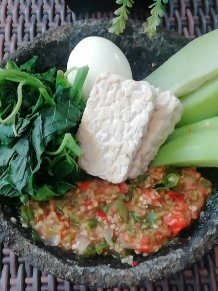 lalapan dicolek sambal emang nggak ada lawan #hidupsehat #menusehat #dietsehat #intermittenfasting 