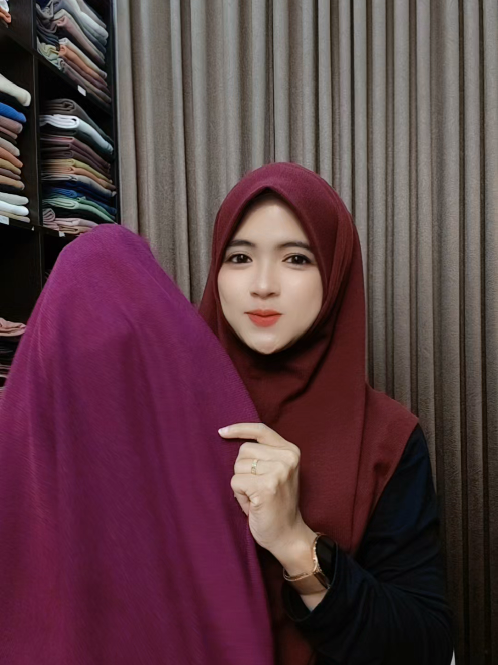 Membalas @arihwijayanti mdel bru knit ka, burgundhy redy #hijabinstan #hijabknit #hijabknitlivia #hijabinstankekinian #WIBGajian 