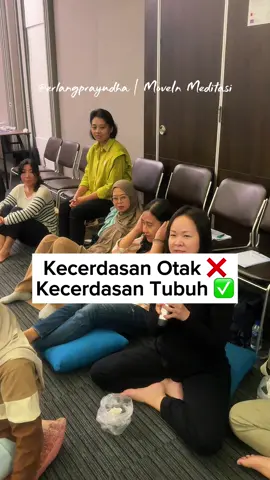 🌿 MOVE IN MEDITASI – Batch Selanjutnya “Menyatu dengan diri. Membersihkan energi. Menerima kelimpahan.” Kamu akan belajar cara: 	•	🧘‍♀️ Menurunkan gelombang otak (Alpha–Theta) untuk ketenangan 	•	🌬️ Melepaskan emosi yang menumpuk lewat napas sadar 	•	🧠 Me-reprogram bawah sadar & memulihkan inner child 	•	✨ Membersihkan energi negatif yang menghalangi rezeki 	•	💖 Mengaktifkan kecerdasan tubuh untuk menyembuhkan diri sendiri 	•	💸 Memperkuat wadah rezeki dan mengalirkan kelimpahan 💬 Banyak yang bilang setelah ikut kelas ini, tubuh terasa ringan, tidur lebih nyenyak, hati lebih damai, dan peluang datang lebih mudah. ⚠️ BATCH SEBELUMNYA SELALU SOLD OUT 📌 SEAT TERBATAS, Hanya untuk mereka yang serius transformasi hidup 🎯 Amankan tempatmu di Batch Selanjutnya dengan mengisi Form Waiting List sekarang. 📥 DM Sekarang Untuk Mendaftar #movein #moveinmeditasi #erlangprayudha #hypnoseduction #meditasi  