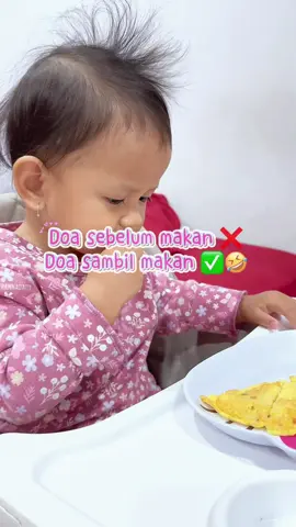 Diajarin doa sebelum makan, dipraktikkanya sambil nyuap 🥹 Ada yang anaknya juga gini? Gapapa masih belajar, semoga kebiasaan baik ini jadi refleks sebelum makan, di mana pun dia berada 🌸. #toddler #doamakan #babylucu #toddlerlife #doasebelummakan 