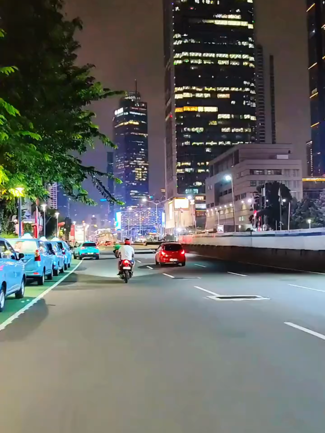 Thamrin di saat malam hari , dengan lampu jalan dan gedung sekitarnya  info dong videonya sampe ke kalean pada dr mana aj nih 🙏😄 selamat menikmati,siapin kuota masing masing 😆 #1080p60fps #trnding #60fps🤡 #fyppppppppppppppppppppppp #xybca #fhd60p #realme13proplus #jakarta