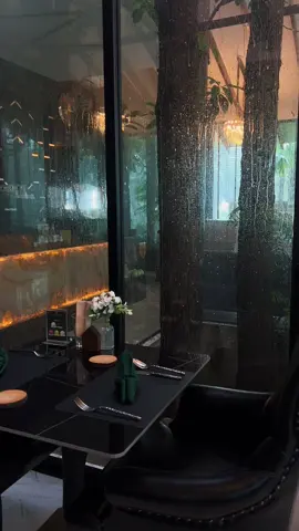 ฝนพาเราใกล้ชิดธรรมชาติมากกว่าที่คิด🌧️🍃 ที่ High Tree Resort Krabi บ้านต้นไม้สุดหรูท่ามกลางป่า คุณจะได้ตื่นมาพร้อมหมอกบางๆ ฟังเสียงฝนโปรยบนหลังคา สูดกลิ่นดินชื้นและอากาศบริสุทธิ์ ปล่อยใจให้ธรรมชาติเป็นคนโอบกอด 🍂 ฤดูฝนนี้…มีเพียงคุณกับธรรมชาติ ลองใช้เวลาช้าๆ ซึมซับความสงบที่สุดของกระบี่ พักผ่อนแบบที่หัวใจคุณโหยหา 📍 High Tree Resort Krabi – บ้านต้นไม้แห่งเดียวในกระบี่ ที่ผสมผสานความหรูหราและความเป็นธรรมชาติอย่างลงตัว #HighTreeResort #KrabiRainySeason #บ้านต้นไม้กลางป่า #LuxuryInNature #กระบี่หน้าฝน 