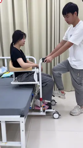 The elderly can move their chairs and go to the toilet to take a bath in multiple scenes, and one person can easily care for the elderly. #medicalsupplycompany #patientcare #elderly #medicalmanufacturing #homecare 