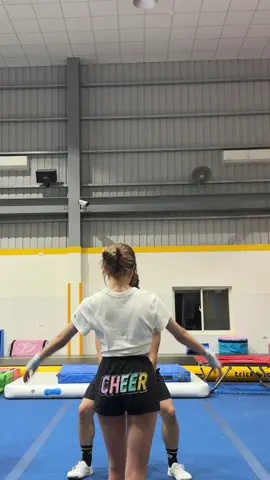 front handspring FLYER 政妮 @ni_cheer_minnie   更難的練不好怎辦，只能一直重複練 #cheer #cheerleading #運動女孩 #skill  #cheerathletics       