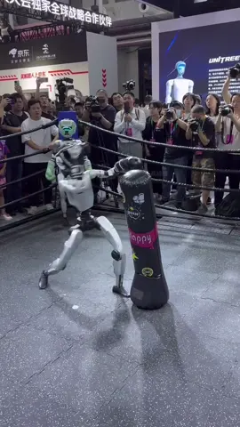 Hahaha! Robots have a funny side too! Come and see how they bring joy to our lives! #robot #fun #funnyvideos #funny #Chinalife 