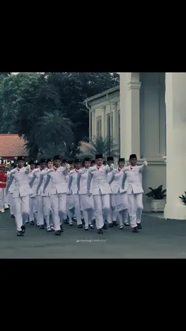 Paskibraka adalah singkatan dari Pasukan Pengibar Bendera Pusaka dengan tugas utamanya untuk mengibarkan dan menurunkan Bendera Pusaka negara dalam upacara peringatan Hari Kemerdekaan Republik Indonesia dan Proklamasi Kemerdekaan Republik Indonesia di tiga tempat, yakni tingkat kabupaten/kota, provinsi, dan nasional. Gagasan Paskibraka lahir pada tahun 1946, pada saat ibu kota Indonesia dipindahkan ke Yogyakarta. Memperingati HUT Proklamasi Kemerdekaan RI yang ke-1, Presiden Soekarno memerintahkan salah satu ajudannya, Mayor (Laut) Husein Mutahar, untuk menyiapkan pengibaran bendera pusaka di halaman Istana Gedung Agung Yogyakarta. Menuju 17 Agustus 2025 Resmi untuk Peringati HUT Ke-80 RI #paskibrakaindonesia #paskibra #paskibraka #harikemeredekaan  #17agustus2025 