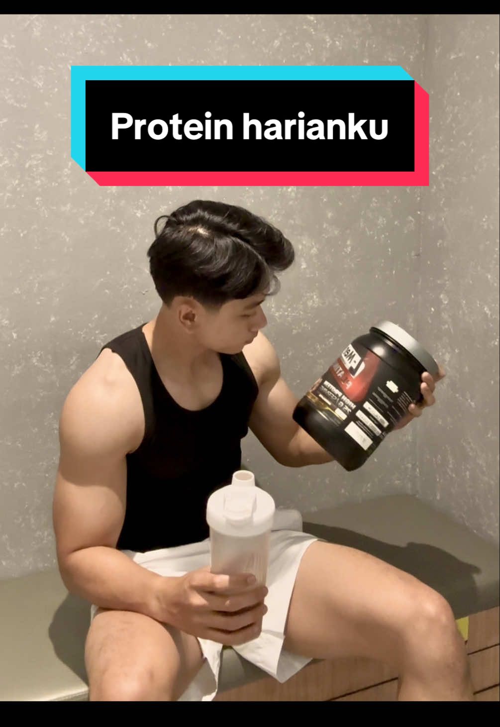 Aktivitas padat bukan berarti gabisa punya badan bagus, olahraga dan NUTRISI yang cukup adalah kunci dapetin badan bagus. Mangkanya aku pilih L-men Platinum jadi sumber protein harianku, karna sudah terbukti tinggi protein 💪🏻💪🏻🔥 #LMEN #lmenplatinum #bodybylmen #gym #protein 