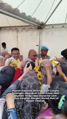 Posted @withregram • @humaspolsekcikande Gerakan Pangan Murah Polri. Momen Kapolres Serang AKBP Condro Sasongko dikerubuti Emak-Emak saat bagikan Terigu gratis dan Doorprize kepada masyarakat.  @polres.serang @seputarcikande @candrasasongko @tatangwsl