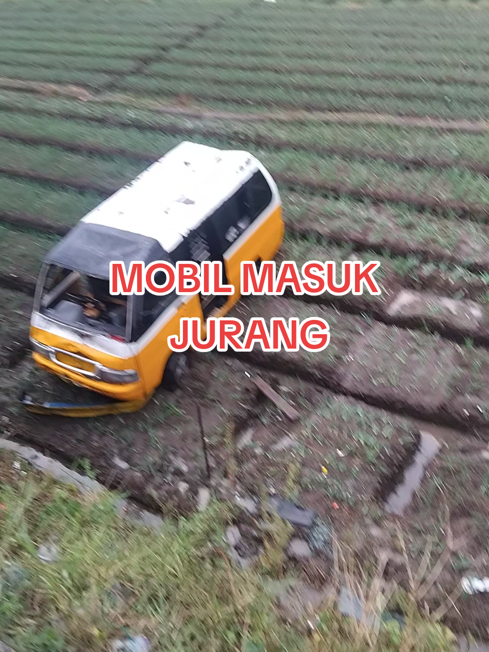 Kekompakan warga menarik mobil terperosok kedalam jurang #mobil #kecelakaan #masukjurang #kecelakaanmobil 