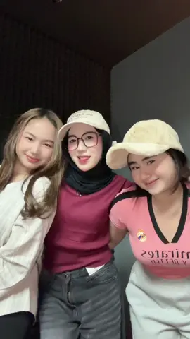 bersama 2 biduan ku💃