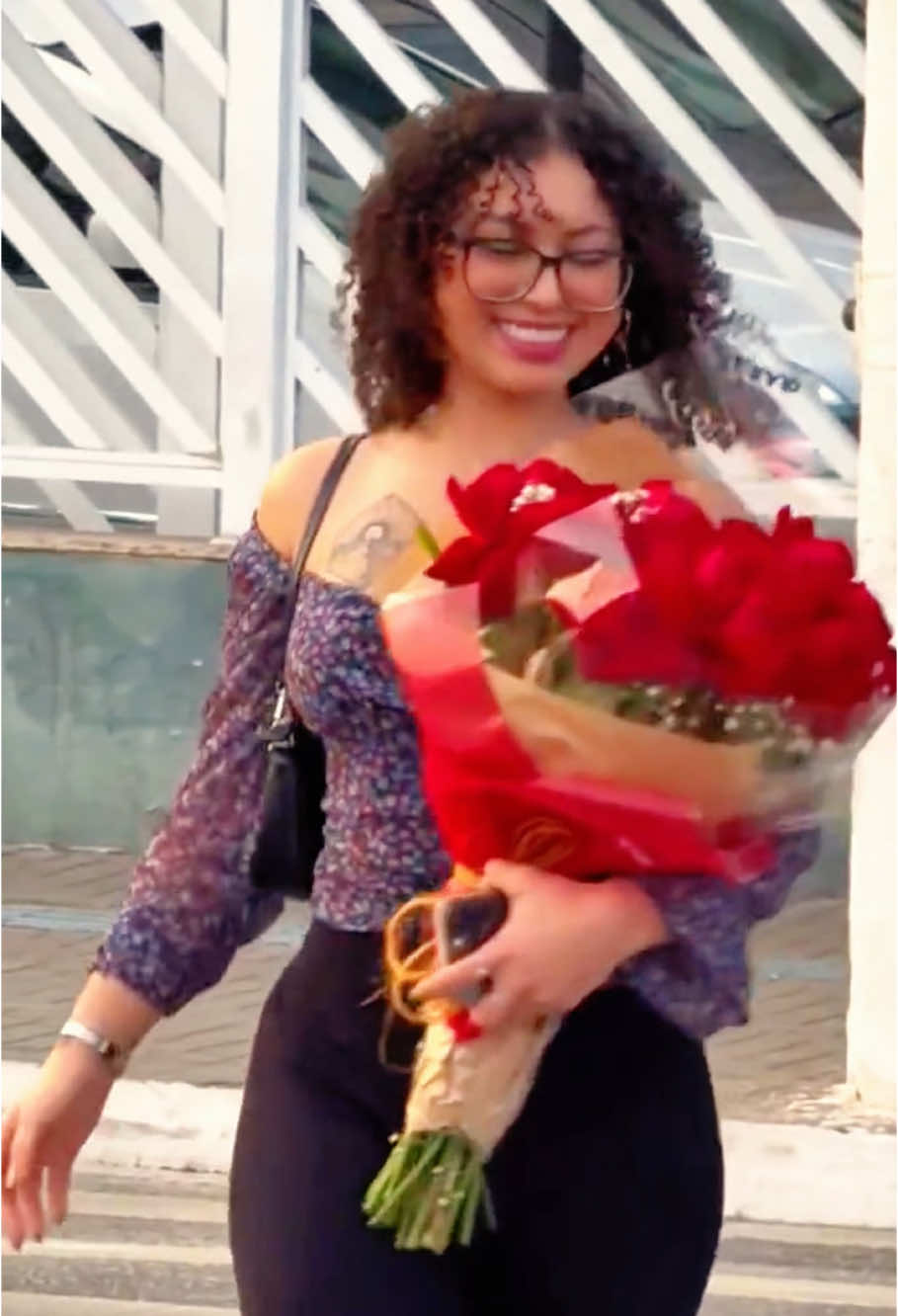 Giving flowers to strangers #flower #foryou #happy #surprise #tiktokusa #roses