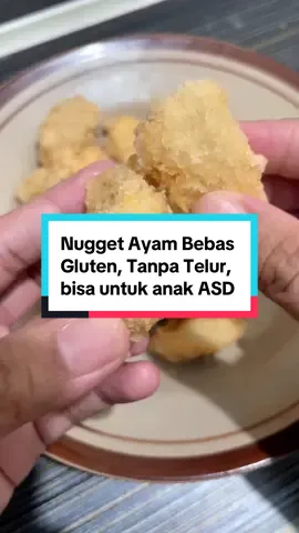Nugget Ayam Bebas Gluten, Tanpa Telur Bahan: 300 g dada fillet ayam 2 sdm pakcoy, cincang halus 2 sdm tepung tapioka 1 sdm tepung beras 1/2 sdt garam (lebih bagus pakai garam himalaya kalau ada, untuk anak ASD) 1/4 sdt bawang putih bubuk (opsional) 3–4 sdm air es (kalau mau tekstur lebih halus, kalau mau berserat bisa diskip seperti divideo) Bahan pelapis: ✨ 4 sdm tepung beras + 6-10 sdm air, aduk sampai encer (pengganti telur) ✨ Rice bread crumbs secukupnya (pakai merk Sanori karena bebas gluten, link beli ada dikeranjang kuning) ⸻ Cara Membuat: 1. Haluskan ayam, pakcoy, garam, bawang putih bubuk, tepung tapioka, tepung beras, dan air es (kalau pakai) sampai tercampur rata. 2. Tuang ke wadah yang sudah diolesin minyak, ratakan adonan, kukus 20 menit sampai matang. 3. Setelah dingin, potong sesuai bentuk yang diinginkan. Celup ke larutan tepung beras encer lalu gulingkan di rice bread crumbs. 4. Simpan di freezer 30 menit supaya kokoh. 5. Goreng di minyak panas api sedang sampai kuning keemasan, goreng sebentar saja biar nugget tidak keras. #resepanakASD #resepautisme #terapibalikpapan #sekolahinklusibalikpapan